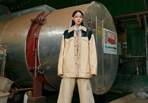 這幅照片摘自 2020 年 9 月份的著名國(guó)際時(shí)尚雜志《ELLE》，背景是一臺(tái) 6 立方米的「達(dá)意」真空乾燥窯。